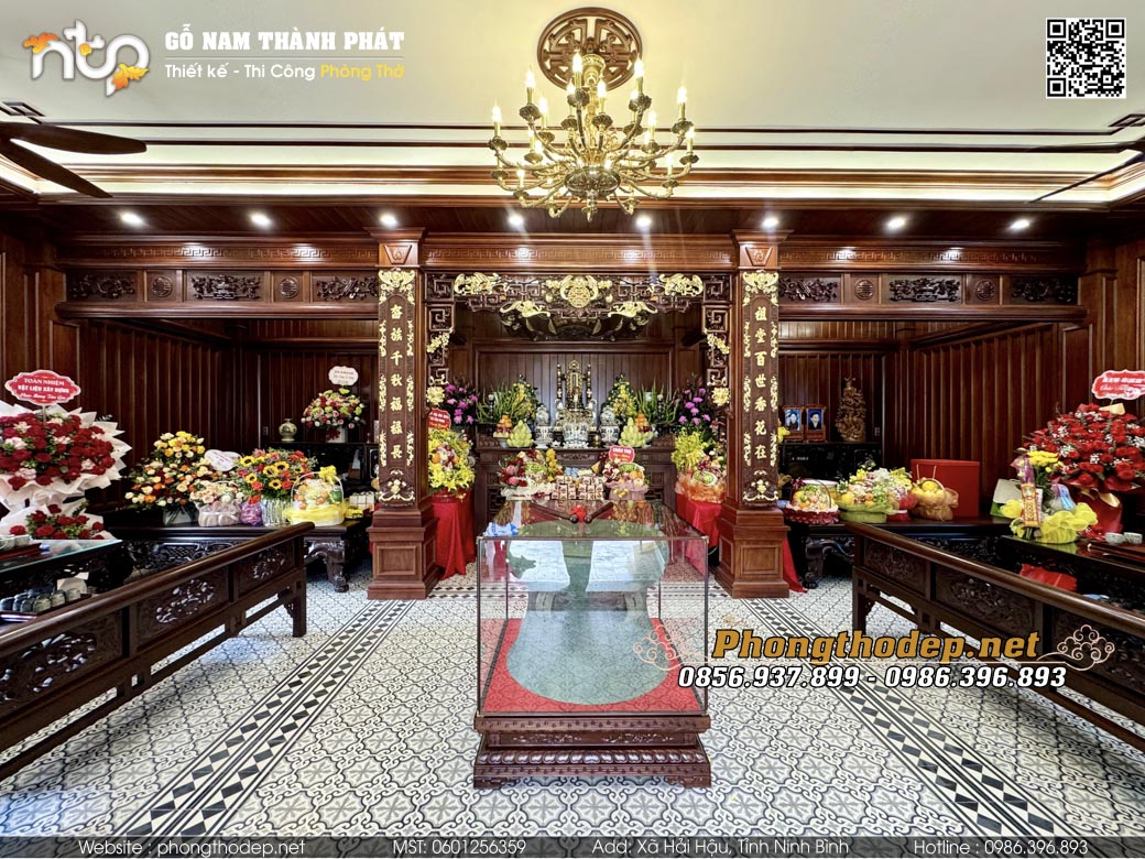 Gian giữa phòng thờ 3 gian truyền thống trong biệt thự tại Hưng Yên
